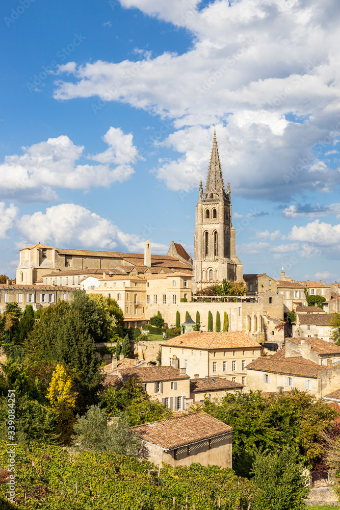 Saint-Émilion, classé Patrimoine Mondial de l'UNESCO, la cité médiévale, l'église collégiale du XIIe siècle et le clocher de l'église monolithe du XIe siècle