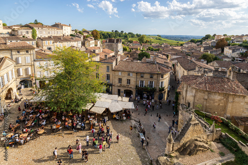 Photos Saint-Émilion, classé Patrimoine Mondial de l'UNESCO, vue sur  la place de l'égl