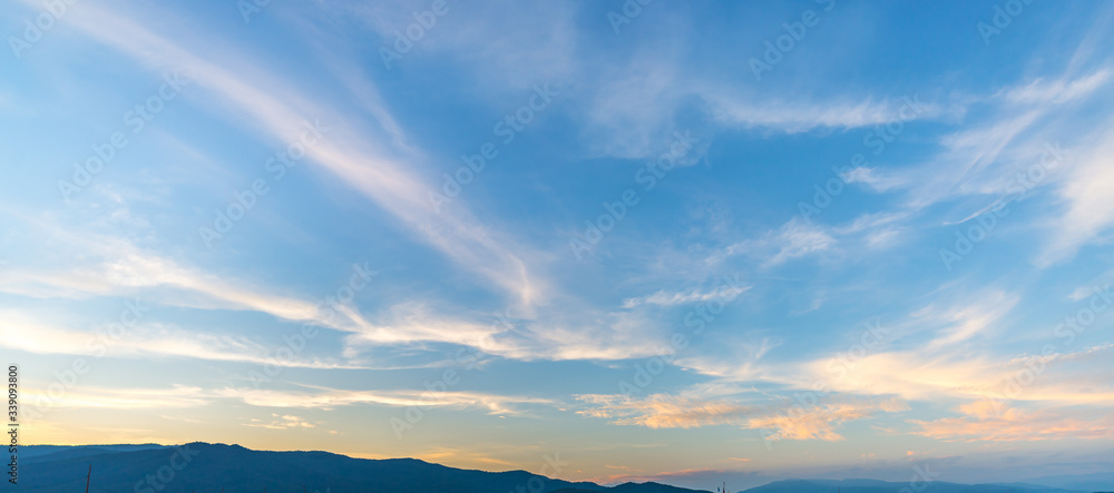 Naklejka premium Beautiful dramatic cloudy blue sky over a mountain