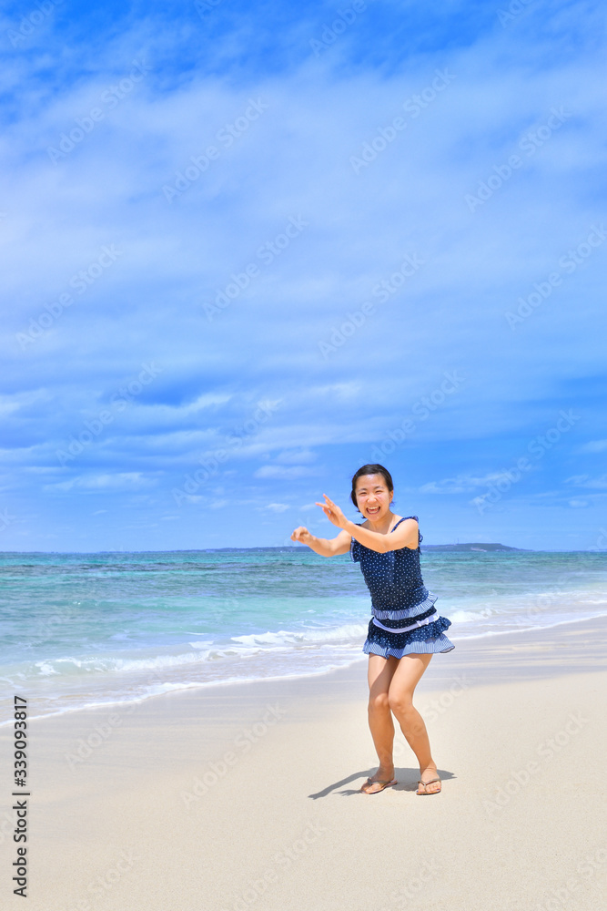 ビーチで笑う女の子(沖縄　宮古島　長間浜)