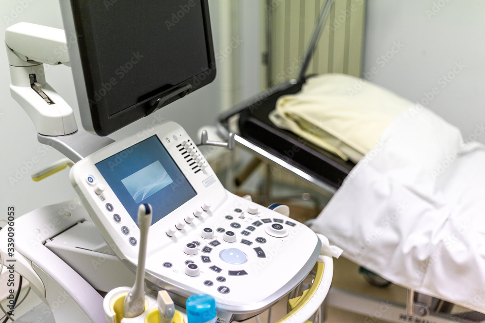 Appareil échographie imagerie médicale salle de soin avec brancard urgence  Stock Photo