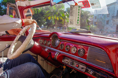 Canvas Print Classic car dashboard driving through the streets of havana