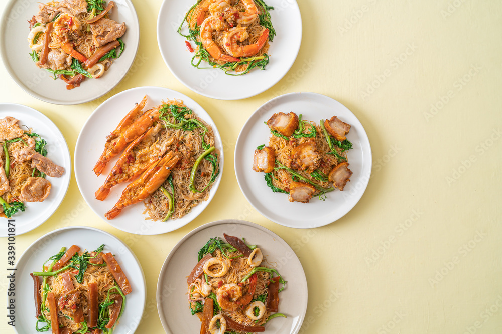 Stir-fried rice vermicelli and water mimosa with mix topping