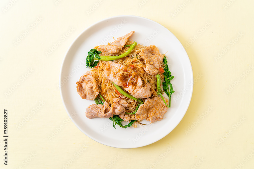 Stir-fried rice vermicelli and water mimosa with pork Stir-fried rice vermicelli and water mimosa with pork