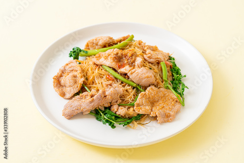 Stir-fried rice vermicelli and water mimosa with pork