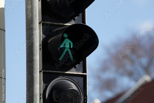 Auf grün geschaltete Verkehrsampel für Fußgänger, Deutschland photo