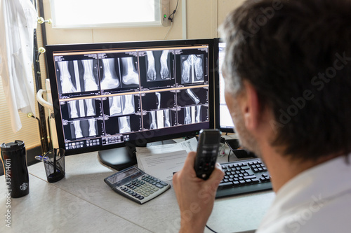 Médecin radiologie imagerie médicale controle radio diagnostic hôpital photo