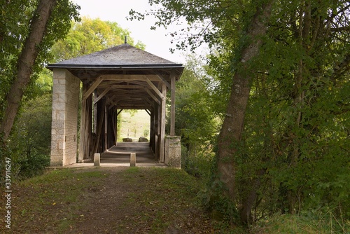Überdachte Holzbrücke Brücke -Christian Chabenet - Frankreich