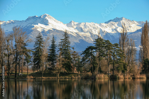 Lac de Saint André et Massif de Belledonne - Savoie © Xavier