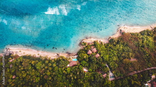 Drohnenaufnahme Strand mit Meer