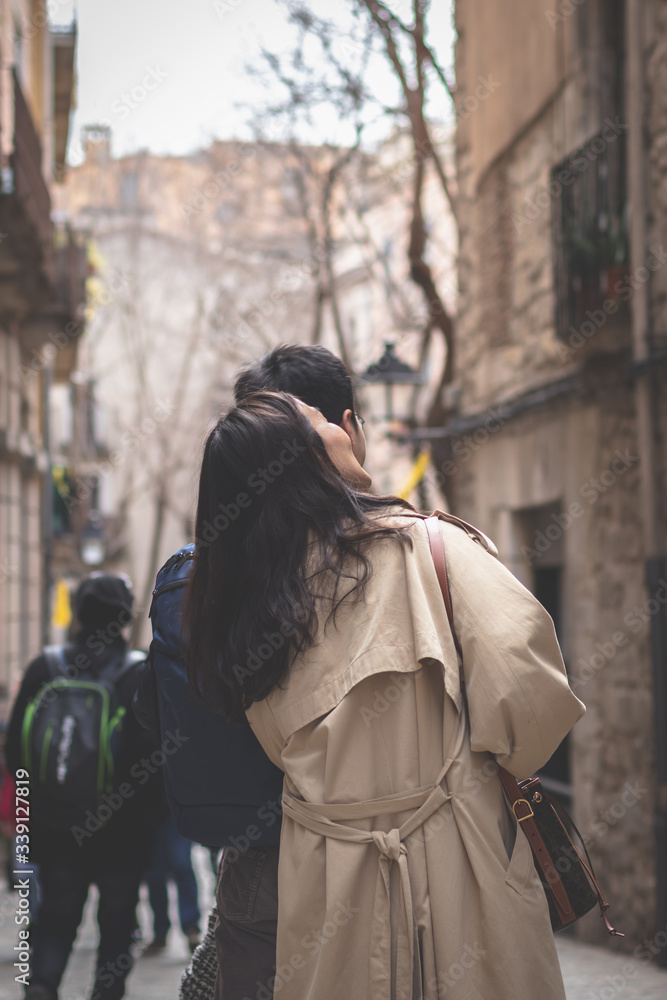 esta foto la tome en España y mire una pareja feliz mirando las cosas esta foto la tome en España y mire una pareja feliz mirando las cosas