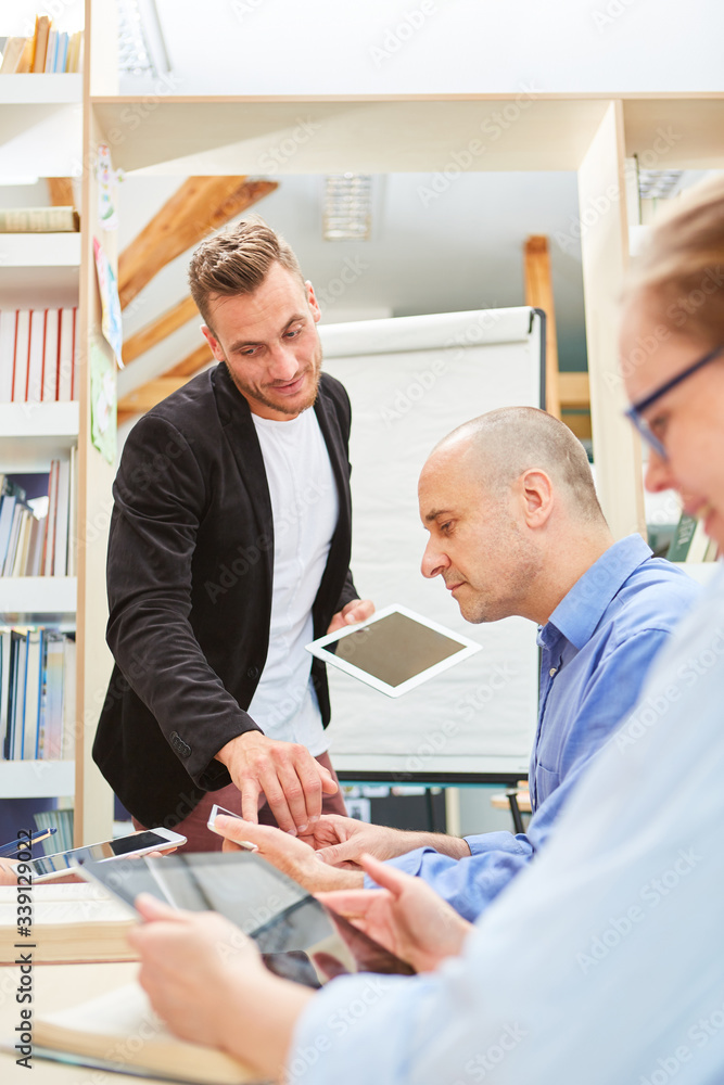Obraz premium Lecturer using tablet computer in a seminar