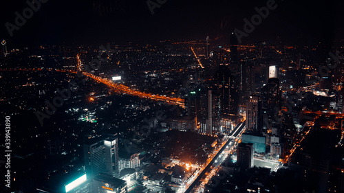 Skyline Stadt bei Nacht