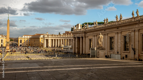 Plac świętego Piotra w Watykanie. Pochmurne niebo, Rzym, Włochy