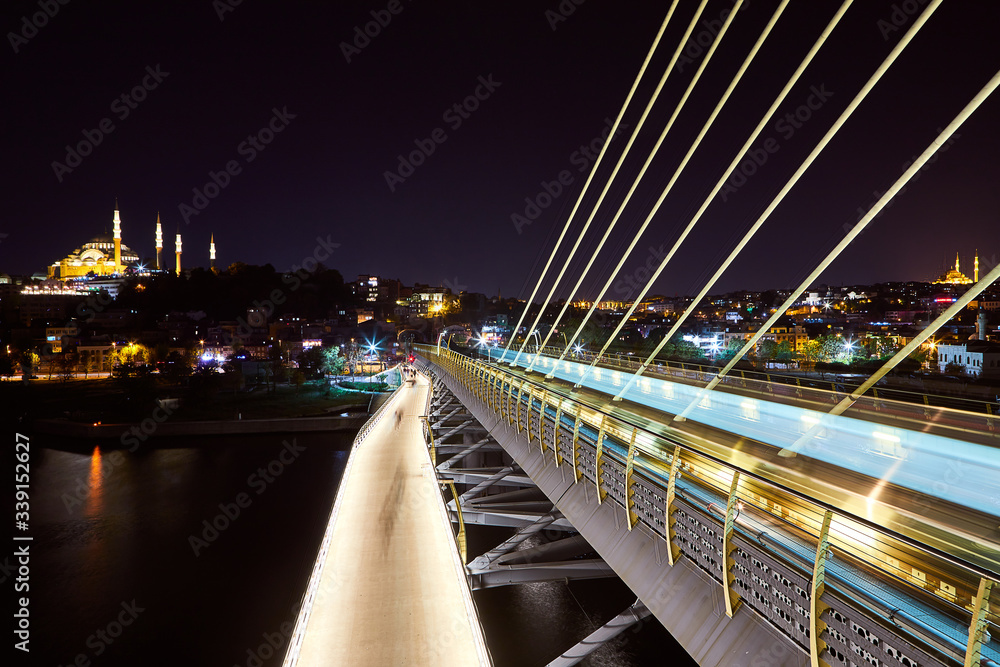 Obraz premium Ataturk metro bridge and golden horn at night - Istanbul, Turkey