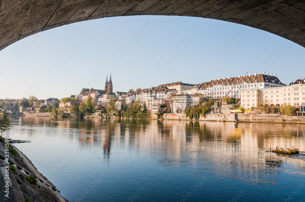 Fototapeta premium Basel, Münster, Kirche, Pfalz, Rhein, Rheinufer, Stadt, Altstadt, Altstadthäuser, Grossbasel, Kleinbasel, Frühling, Rheinschifffahrt, Fähre, Rheinbrücke, Schweiz