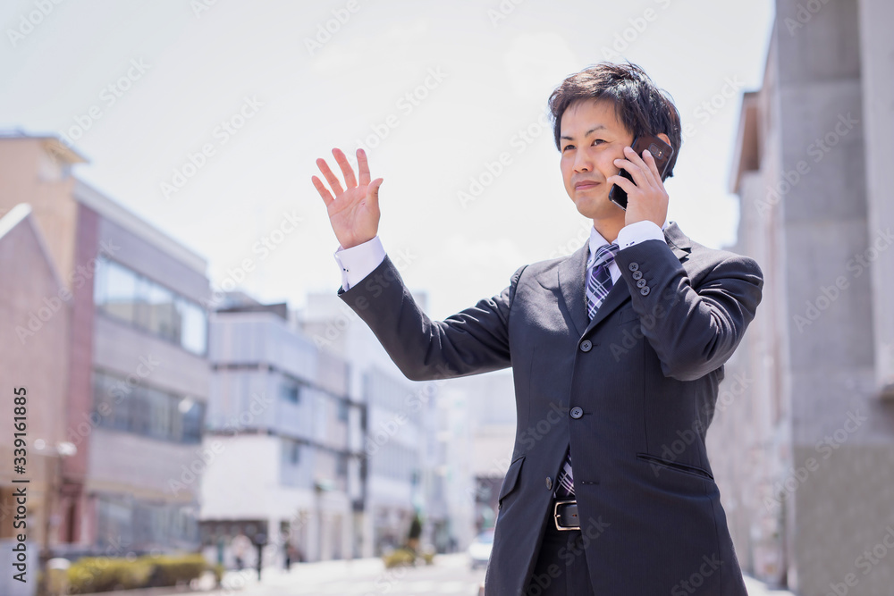 外回りする会社員
