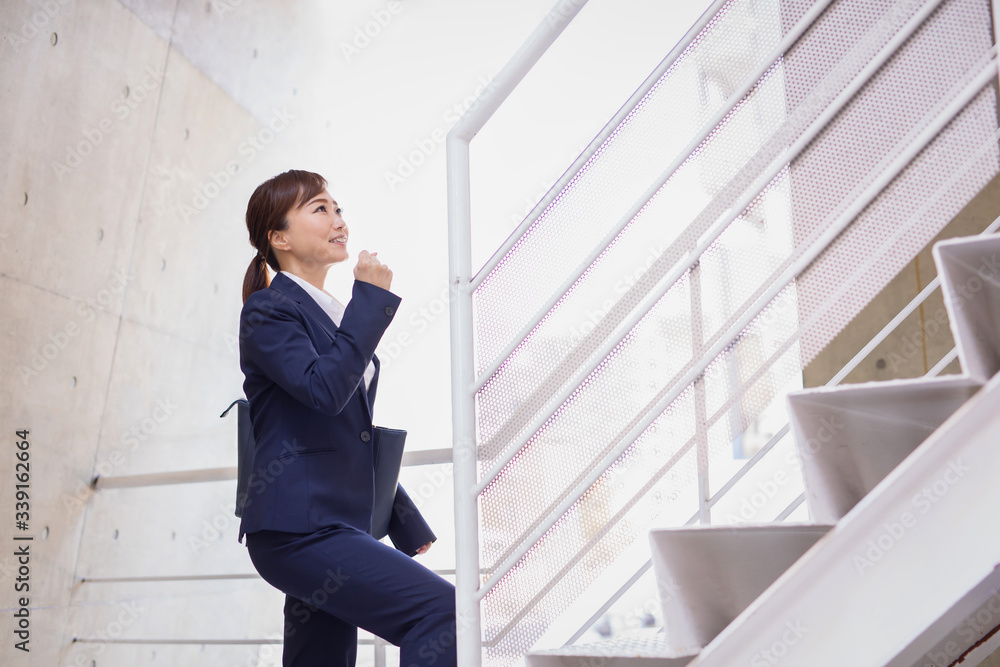 外回りする会社員
外回りする会社員