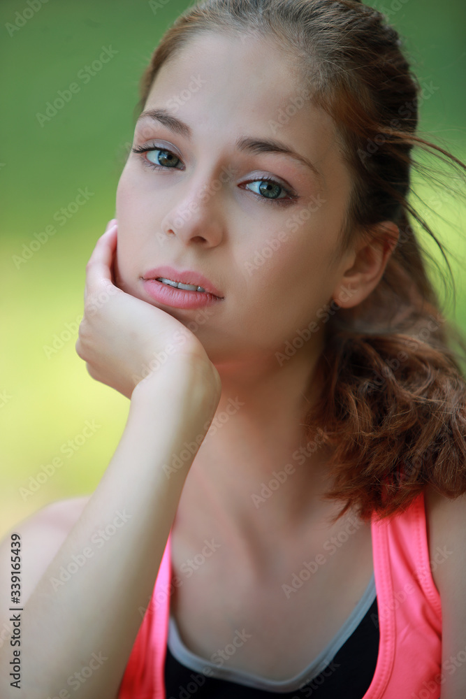 Portrait beauté en extérieur d'une jeune femme Portrait beauté en extérieur d'une jeune femme
