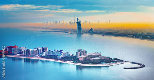 Obraz na płótnie Dubai city center and famous Jumeirah beach skyline at sunset, United Arab Emirates w salonie