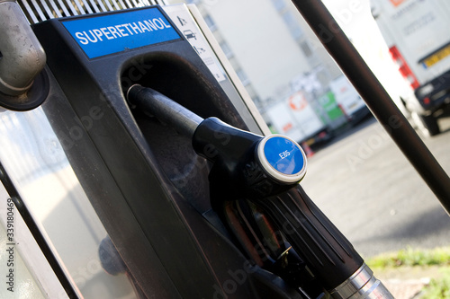 Photos Distribution à la pompe de super ethanol