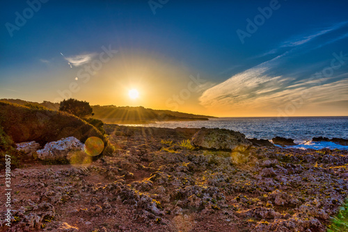 Foto Beautiful sunrise on the coast of Sa Coma on the Mediterranean island of Mallaor