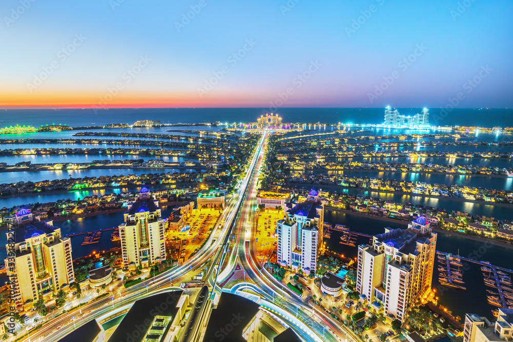 Obraz premium Dubai - The Palm Island and Jumeirah Beach, man made island, United Arab Emirates