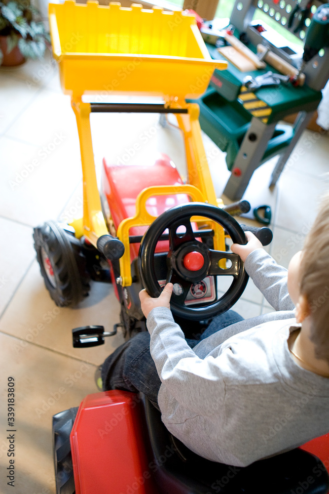 Trés jeune enfant en train de jouer Trés jeune enfant en train de jouer