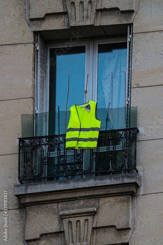 Gilet jaune pendu à une fenêtre photo