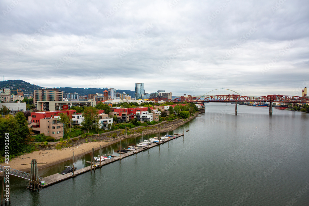 Obraz premium Columbia River Gorge, A Long River Flows Through Downtown Portland, Oregon