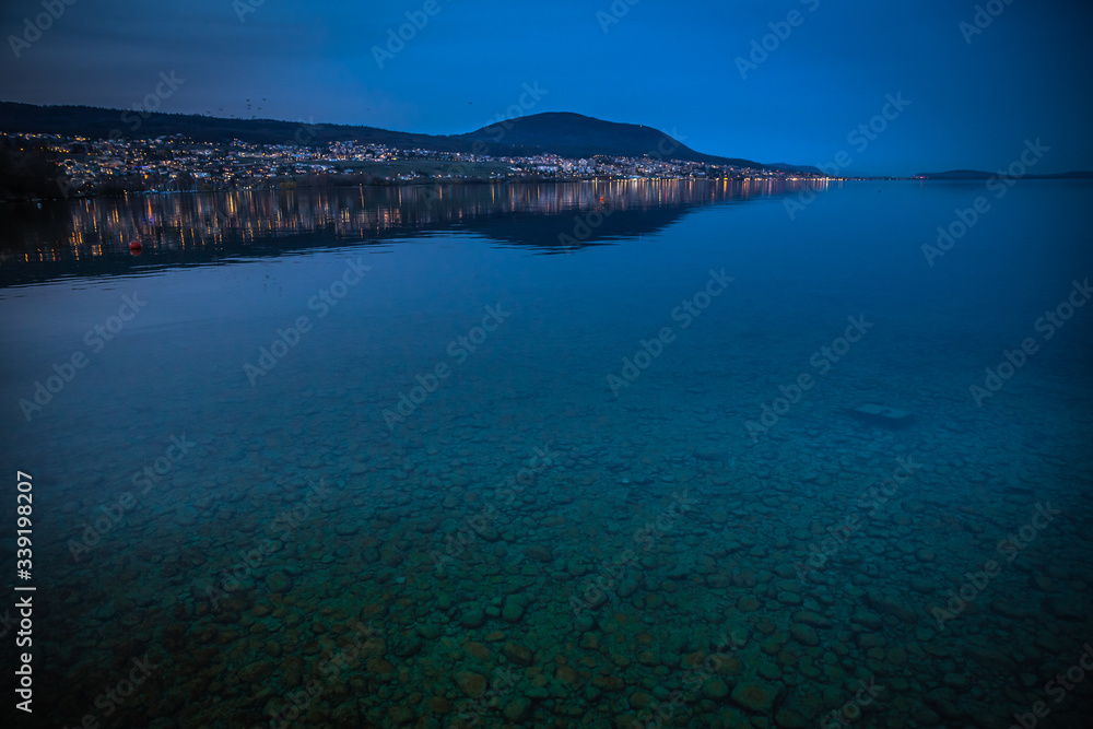 Fototapeta premium Ville de nuit au dessus du lac