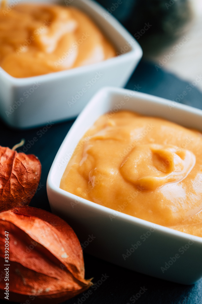 Bol de délicieuse soupe velouté de courge butternut Bol de délicieuse soupe velouté de courge butternut
