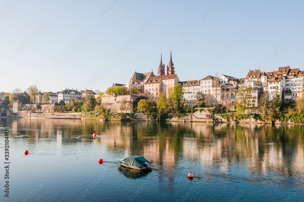 Obraz premium Basel, Münster, Kirche, Pfalz, Rhein, Rheinufer, Stadt, Altstadt, Altstadthäuser, Grossbasel, Kleinbasel, Frühling, Rheinschifffahrt, Fähre, Schweiz
