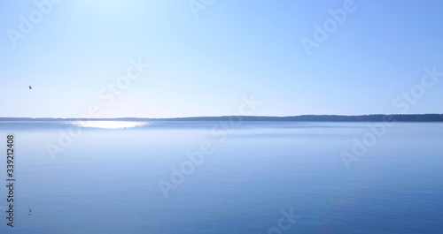 Fototapeta Naklejka Na Ścianę i Meble -  Spokojna, błękitna woda 