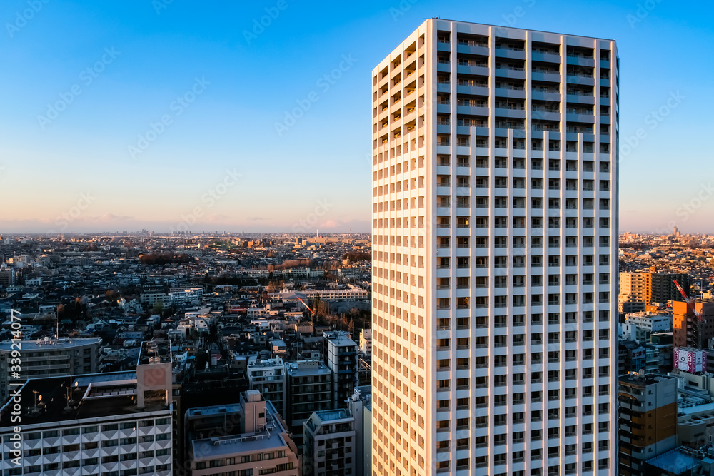 Obraz premium 東京 夕方 練馬区役所 展望ロビーから 北側