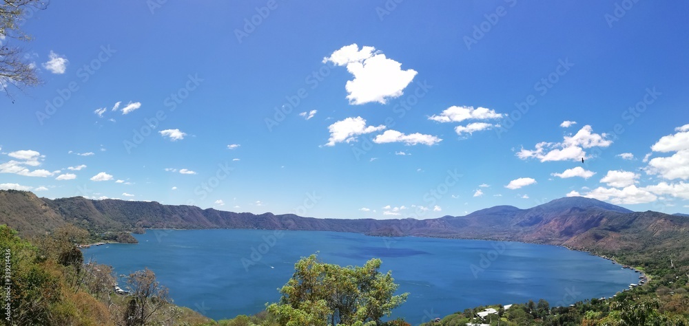 Obraz premium lake and mountains