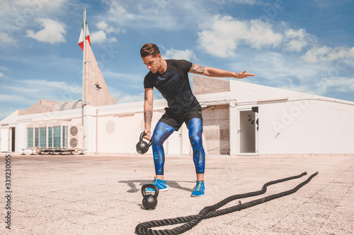 Personal trainer italiano che effettua dimostrazioni visive dei suoi allenamenti, eseguite a corpo libero. Concentrazione, forza e mente sono alla base del suo lavoro. photo