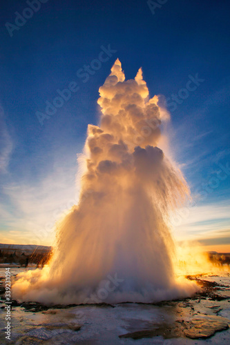 Photo The geyser strokkur in Iceland, Europe