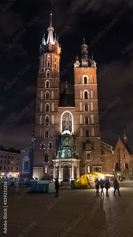 Kościół Mariacki w Krakowie nocą