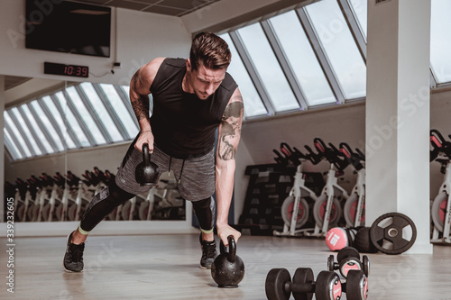 Personal trainer italiano che effettua dimostrazioni visive dei suoi allenamenti, eseguite a corpo libero. Concentrazione, forza e mente sono alla base del suo lavoro.