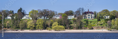 Panorama Elbufer Hamburg im Frühling