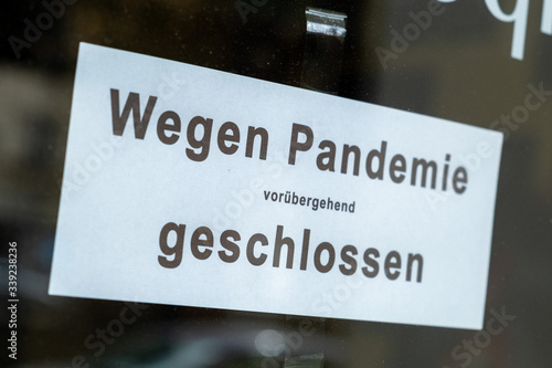 Wegen Pandemie vorübergehend geschlossen - Schild an der Ladentür einer Geschäfts in Berlin