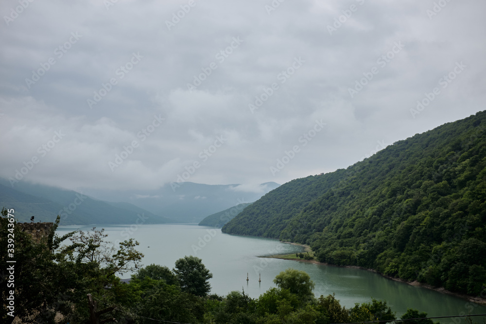 Widok na jezioro w Gruzji 