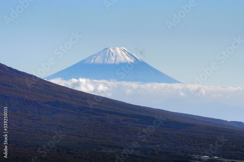 秋、初冠雪した富士山