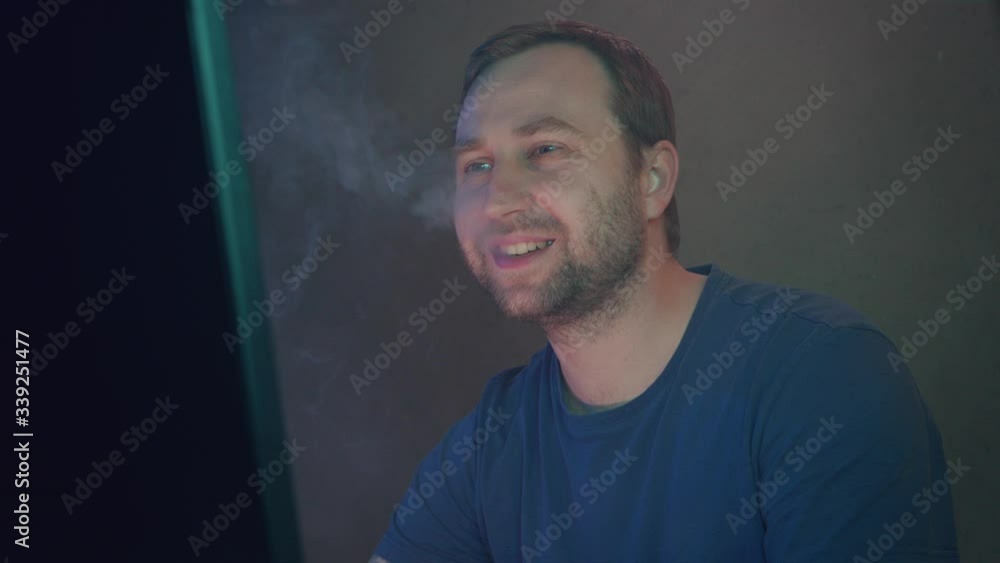 Vidéo Stock Computer hacker is smoking cigarette and working on PC in ...