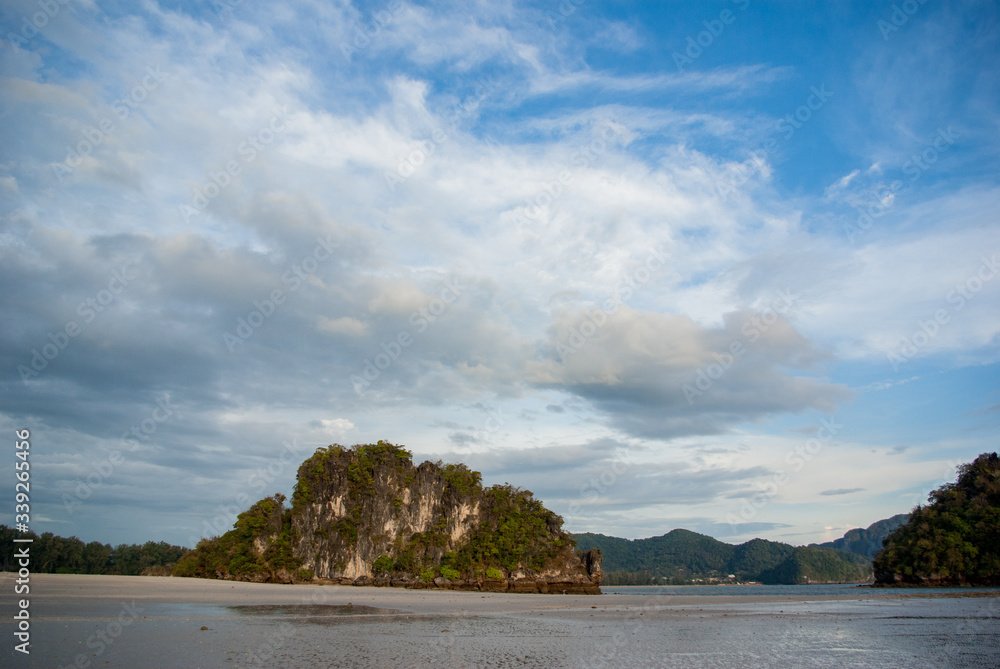 遠浅のビーチの夕暮れ:クラビ、タイ、東南アジア 遠浅のビーチの夕暮れ:クラビ、タイ、東南アジア