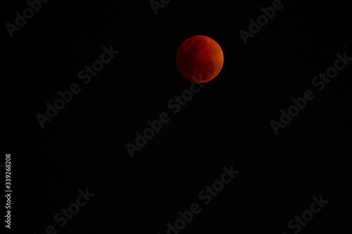 The moon that is covered by the shadow of the world is dark red © Benzine