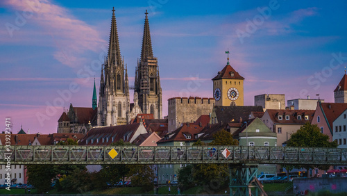 Der historische Dom und die Skyline von Regensburg
