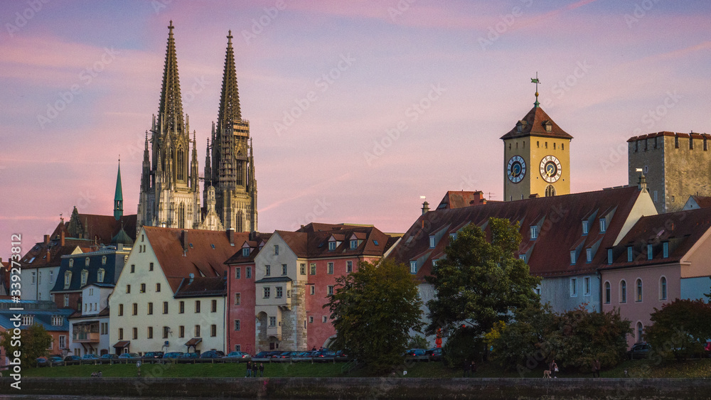 Fototapeta premium Die Skyline von Regensburg während eines Sommerabends