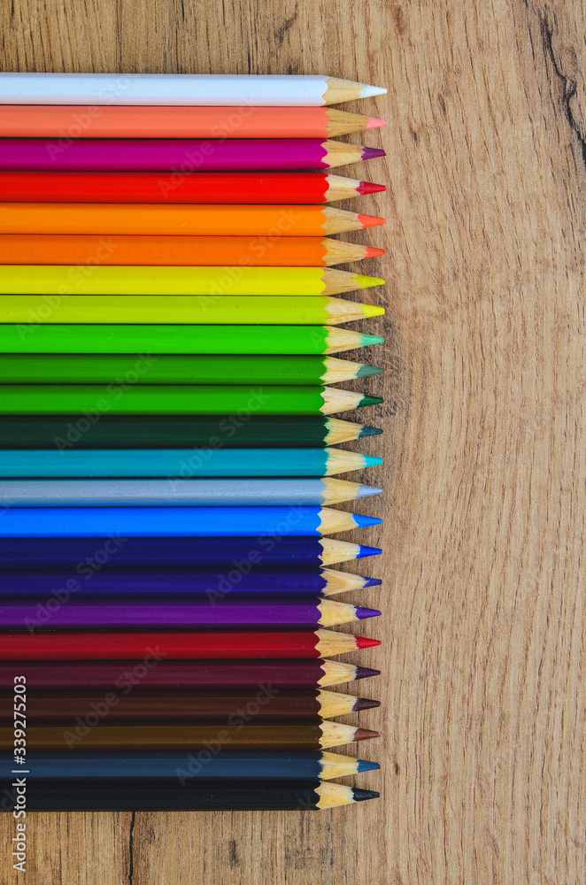 Obraz premium Pastelli e Penne colorate su legno